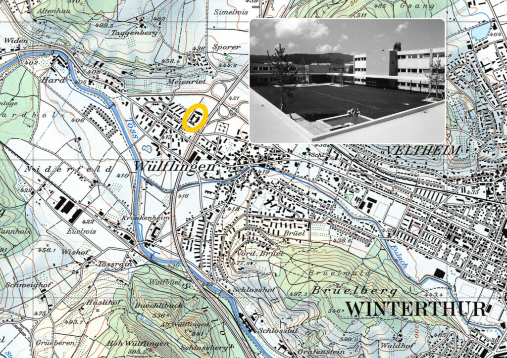 1973:  Das Schulhaus Langwiesen neben der Autobahn wird eröffnet